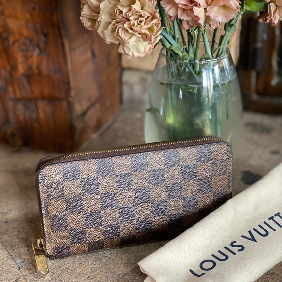Louis Vuitton Handbags - Perfect size 💕Auth. LV Damier Ebene Zippy wallet